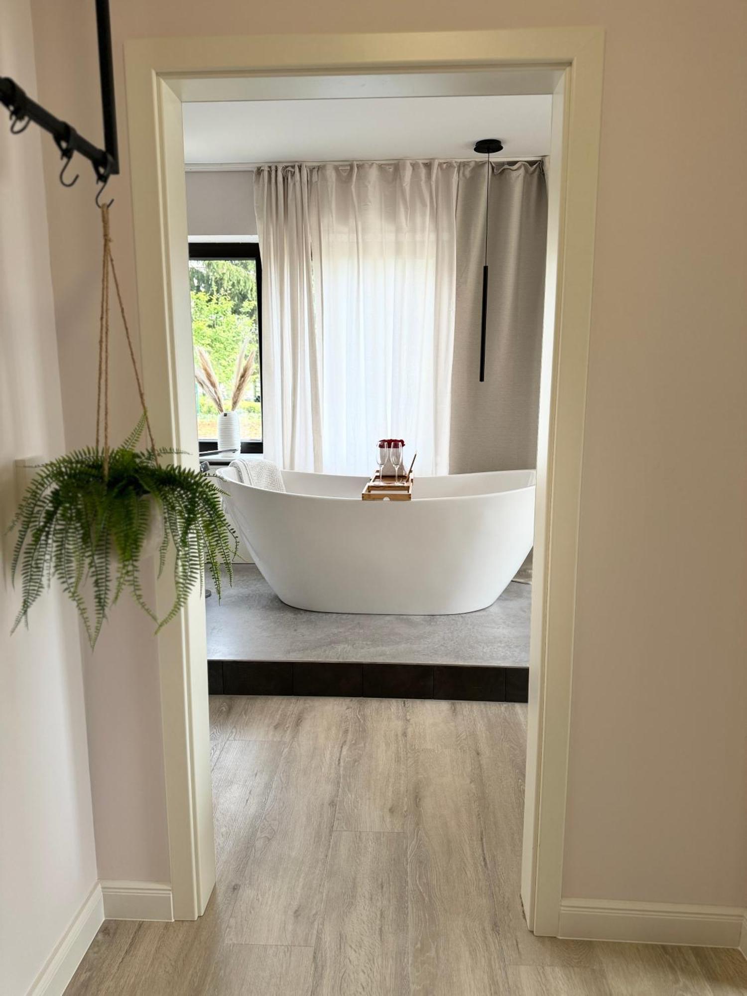 Apartamento Leonardo Wuerzburg I Freistehende Badwanne Exterior foto