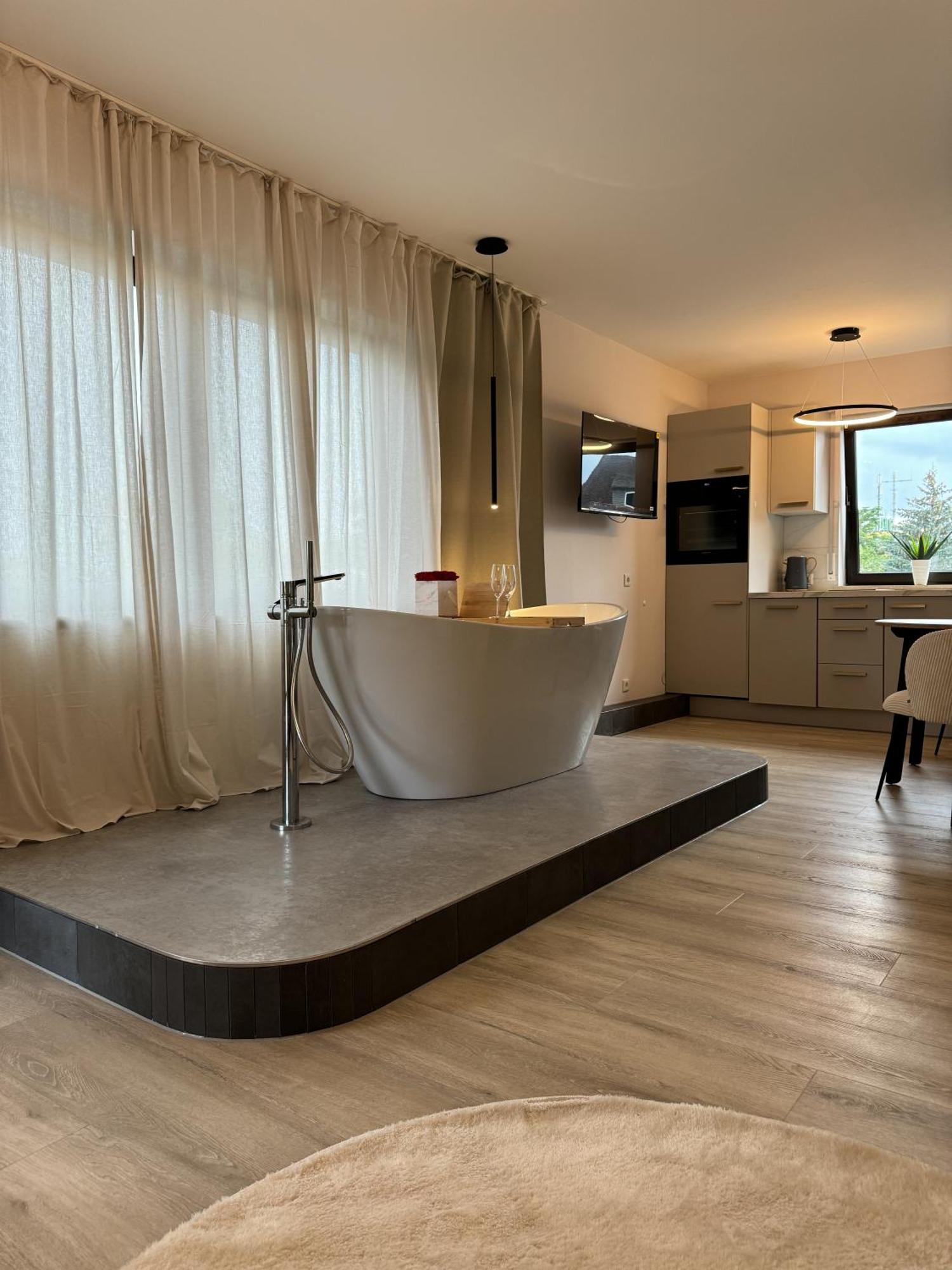 Apartamento Leonardo Wuerzburg I Freistehende Badwanne Exterior foto